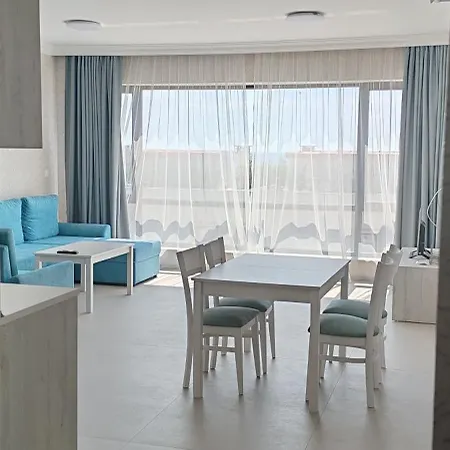 Sea Point La Apartahotel 4*